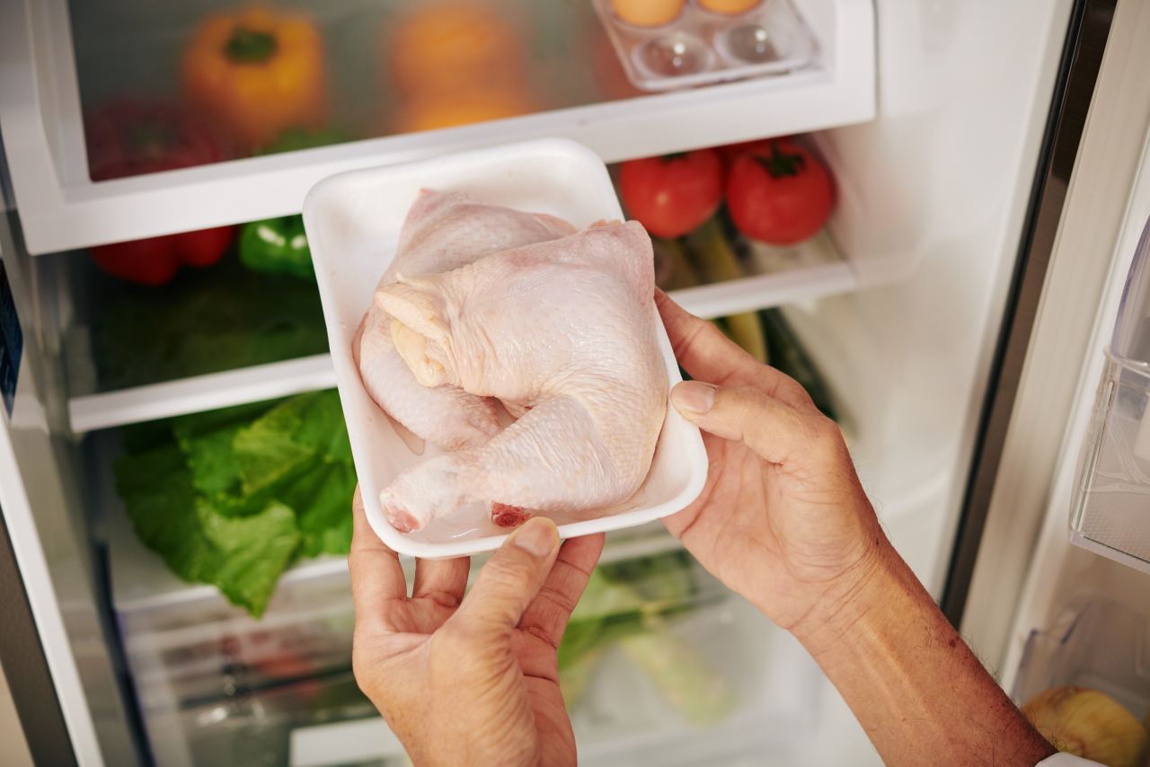 Begini Penjelasan Cara Menyimpan Daging Ayam di Kulkas Dicuci Dulu atau Tidak