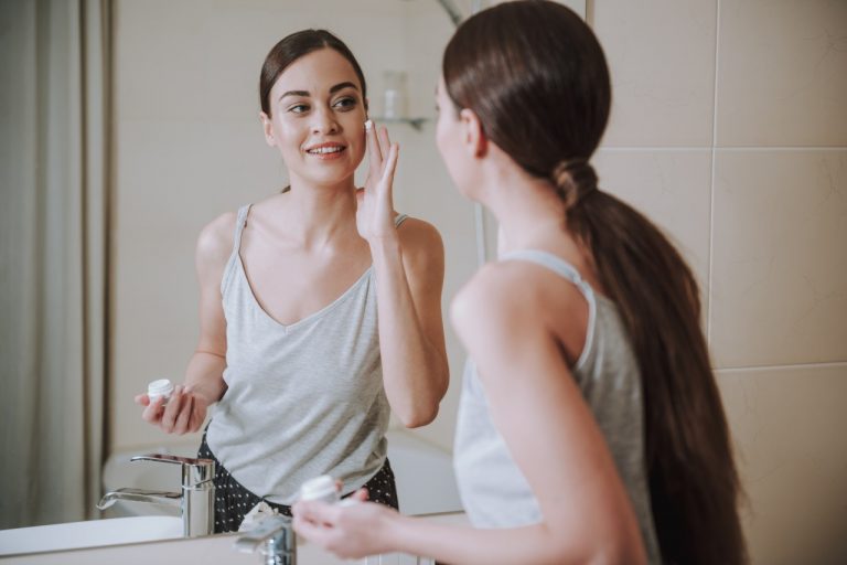 Mau Mengganti Skincare Lakukan 6 Langkah Ini Menetralkan Kulit Wajah Kamu