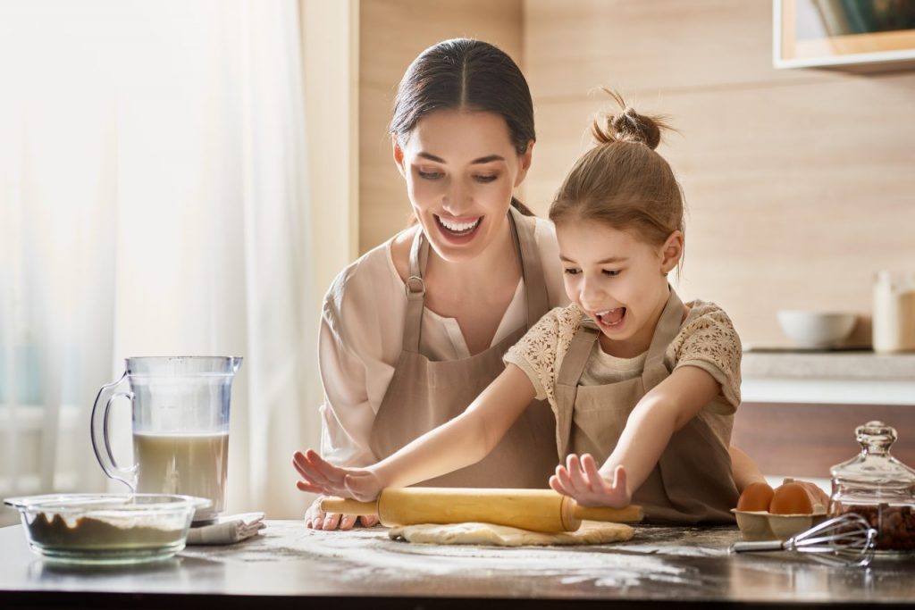 Bunda, Ketahui Manfaat Memasak Bersama Anak