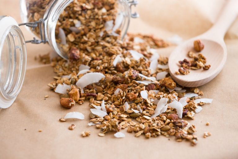 Cari Tahu Perbedaan Muesli Oatmeal dan Granola