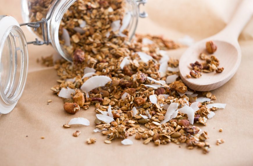 Cari Tahu Perbedaan Muesli Oatmeal dan Granola