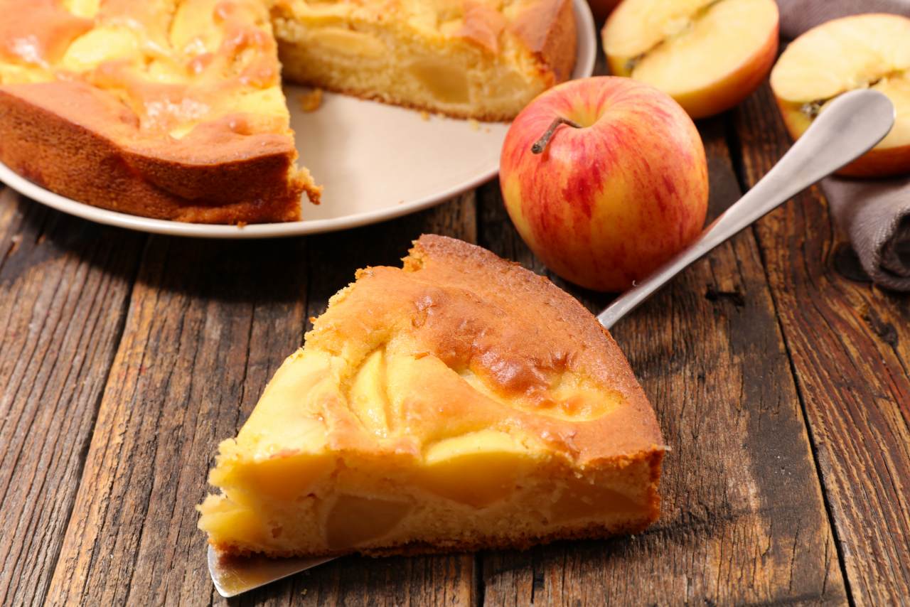 Яблоки кусочки рецепт. Баварский грушевый пирог. Яблочный пирог. Шарлотка с яблоками. Кусок яблочного пирога.