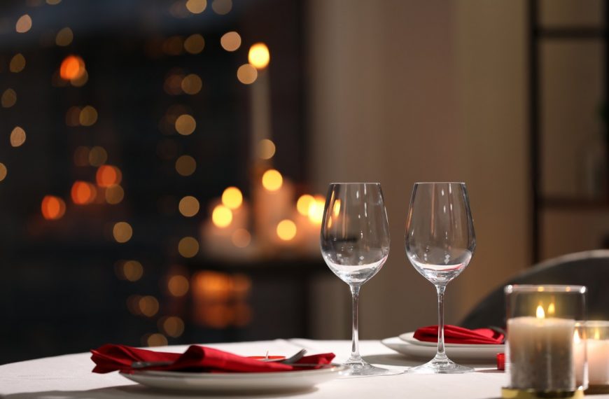 7 Tips dan Ide Makan Malam Romantis yang Bisa Kamu Lakukan di Rumah