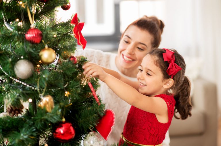 Yuk, Bikin Pohon Natal kamu Bersinar dengan Cara Menghias yang Kreatif!