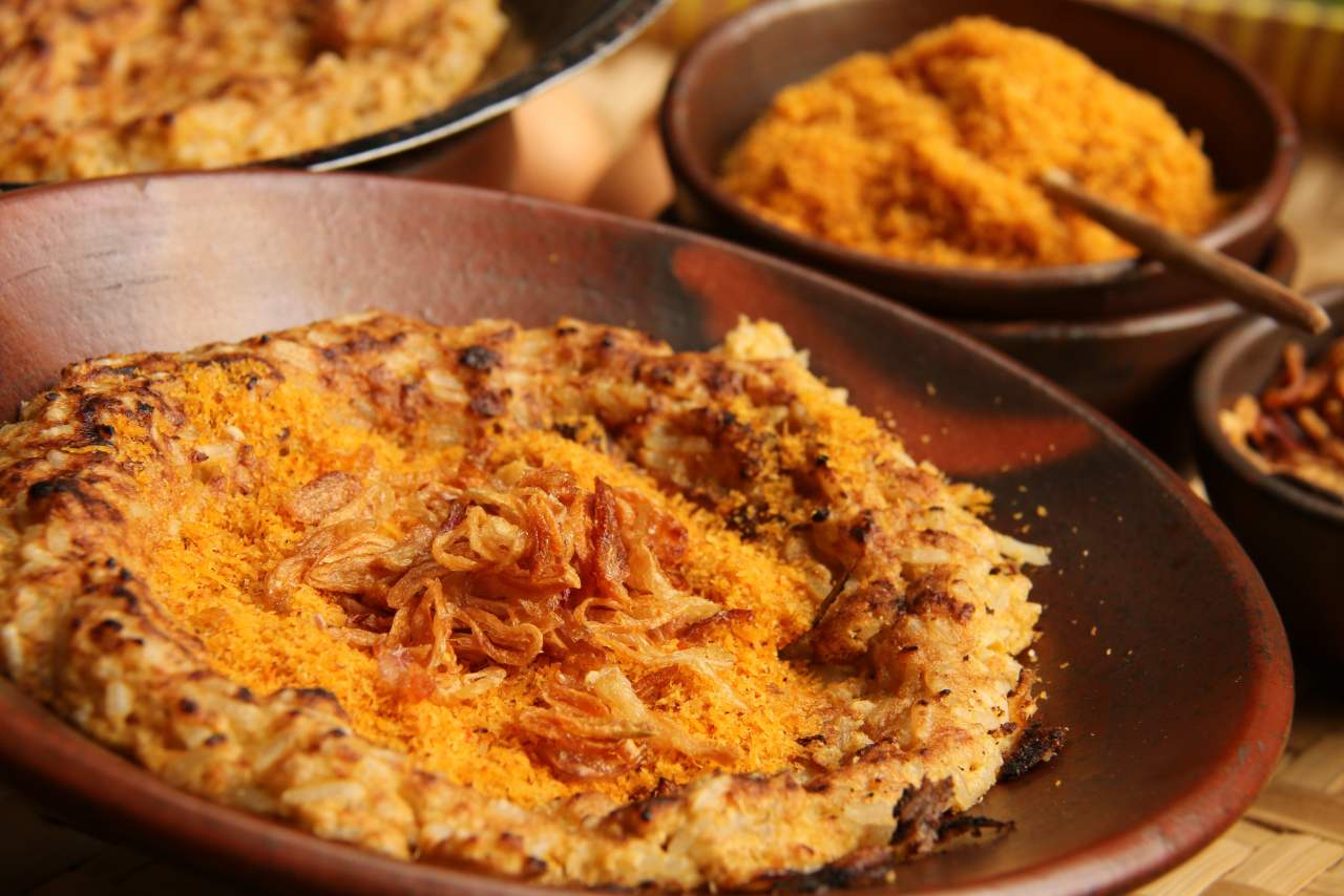 Of course. Here is a 1,200-word article about the iconic Betawi dish, Kerak Telor.